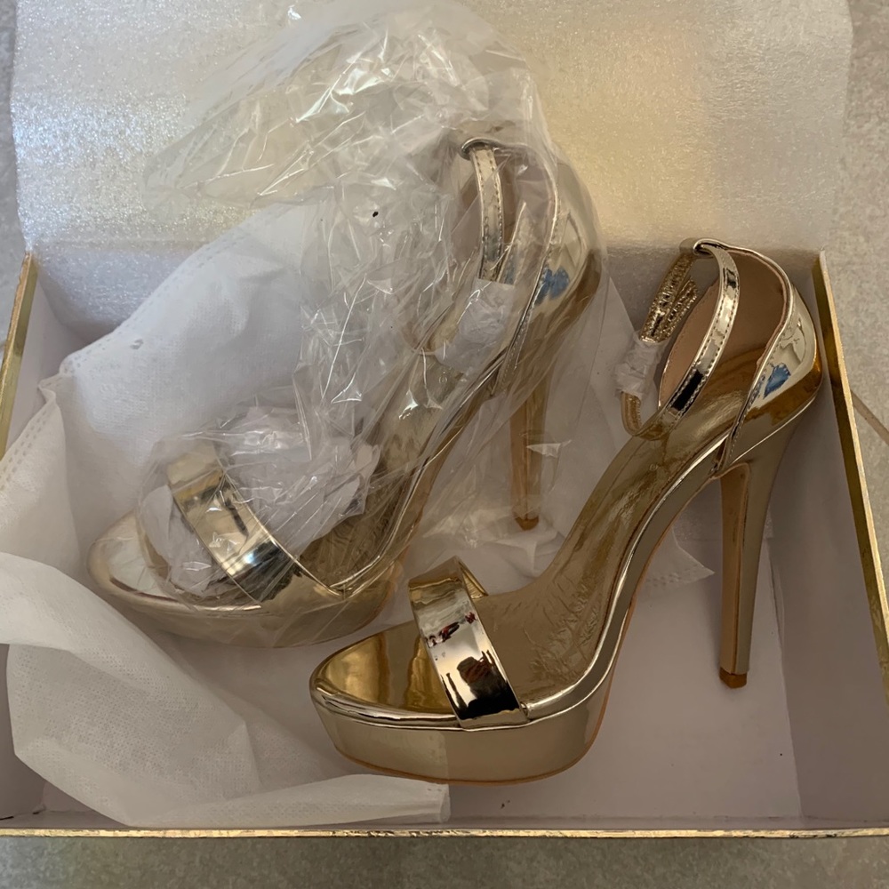 NWB Gold pumps